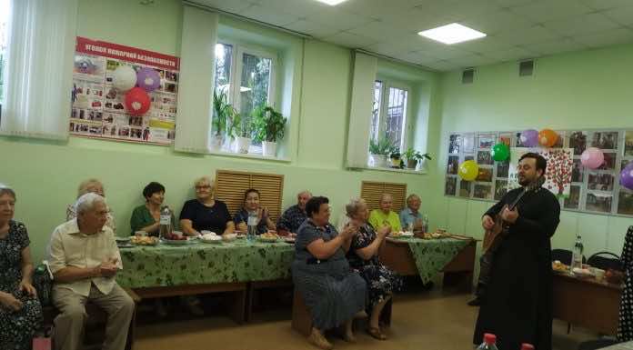 Священник поздравил ветеранов «РМЗ» с Днем семьи, любви и верности