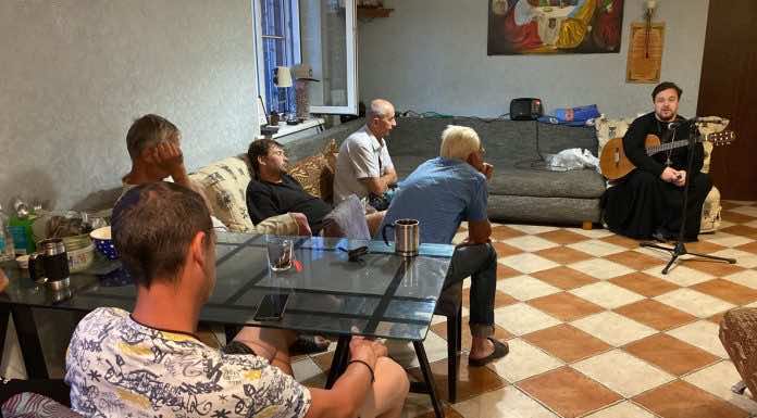 Священник выступил с авторскими песнями перед постояльцами Центра социальной реабилитации