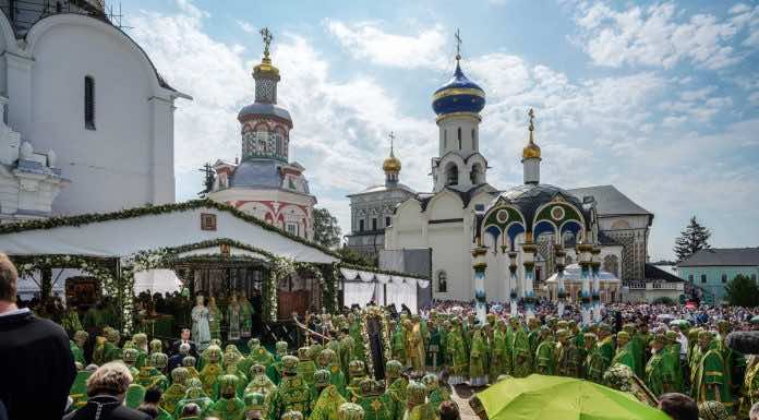 Митрополит Григорий сослужил Святейшему Патриарху Кириллу на Литургии в Троице-Сергиевой лавре