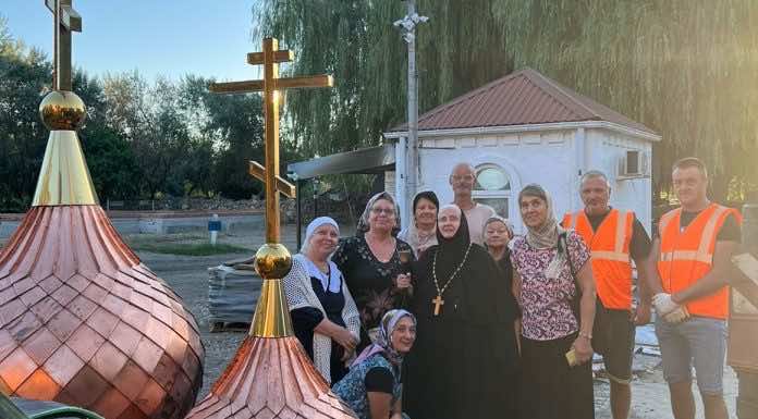 На подворье женского монастыря «Всецарица» установили купола на новый храм