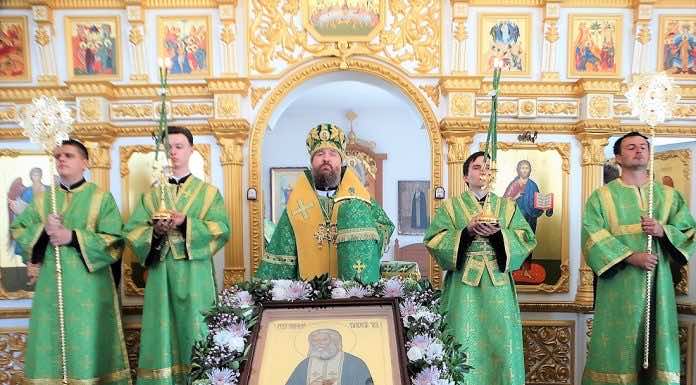 Митрополит Григорий совершил Литургию в храме преподобного Серафима Саровского в поселке Лазурный