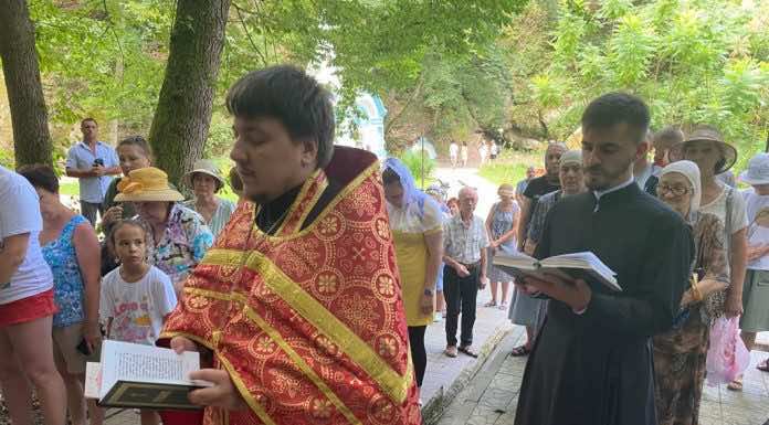 В Горячем Ключе состоялся молебен у источника великомученика и целителя Пантелеимона
