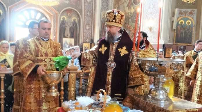 В первый день Успенского поста митрополит Григорий совершил Литургию, освящение воды и мёда