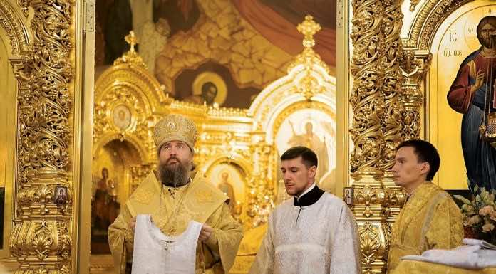 Митрополит Григорий совершил Литургию и иерейскую хиротонию в Свято-Екатерининском соборе