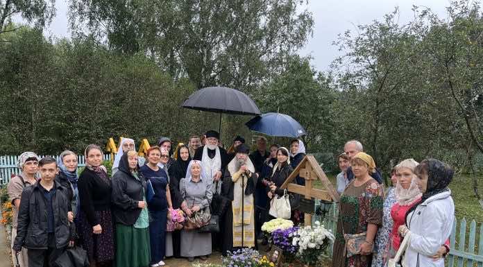 Православные женщины Краснодара почтили память протоиерея Игоря Олжабаева на его могиле