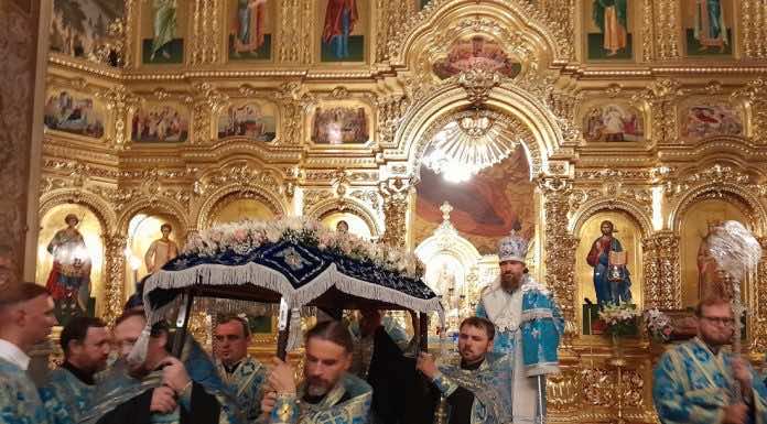 В канун праздника Успения Богородицы митрополит Григорий совершил всенощное бдение c чином погребения Плащаницы