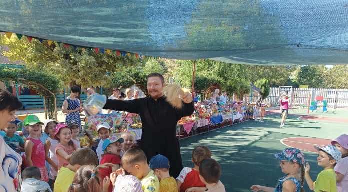 В станице Динской в дни празднования Преображения Господня духовенство посетило детские сады