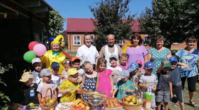 Священник посетил детские сады в станице Старомышастовской