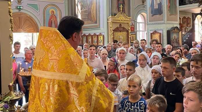 Школьники и студенты помолились на молебне на начало учебного года в храме станицы Новотитаровской