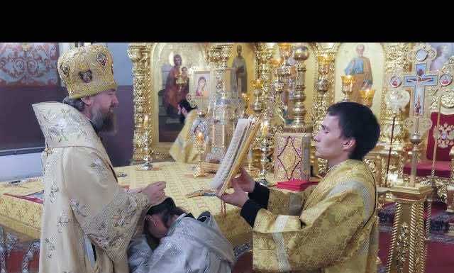 Видеосюжет. Митрополит Григорий совершил Литургию и диаконскую хиротонию в Екатерининском кафедральном соборе
