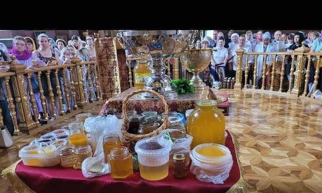 Видеосюжет. Митрополит Григорий совершил Литургию и освящение мёда