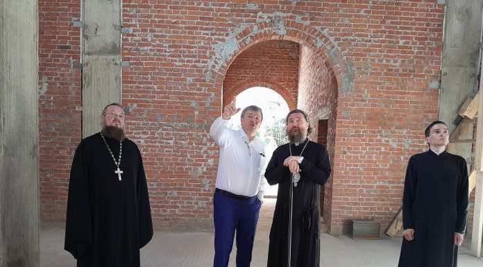 Митрополит Григорий посетил строящийся храм на территории Кубанского государственного университета