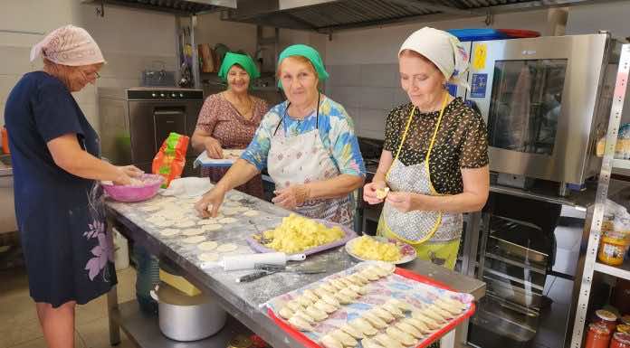 В Свято-Троицком храме станицы Динской прихожанки приготовили вареники для солдат