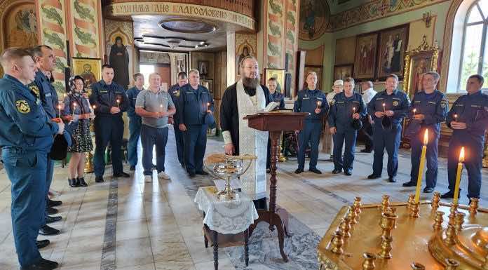 Молебен для сотрудников МЧС прошел в Свято-Троицком храме станицы Динской