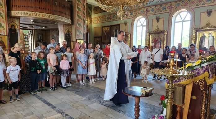 В Троицком храме станицы Динской состоялось крещение детей из приемных семей Краснодарского края