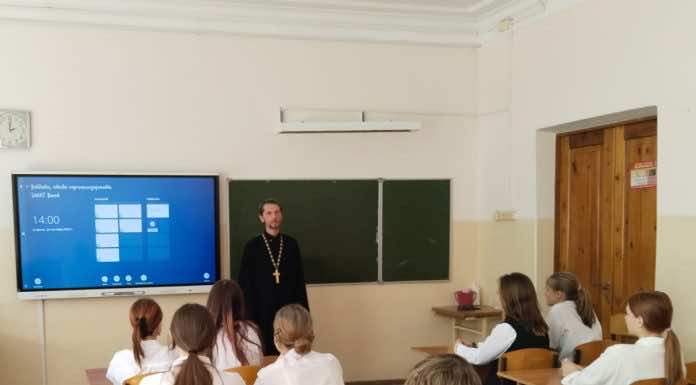 Священник в рамках «Часа духовности» в школе № 47 рассказал о Крестовоздвижении