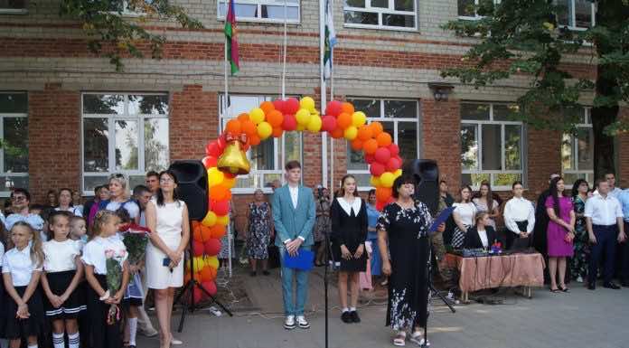 Священник посетил праздничную линейку в школе села Львовского