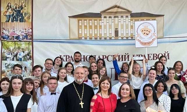 В день знаний благочинный посетил краевой колледж культуры