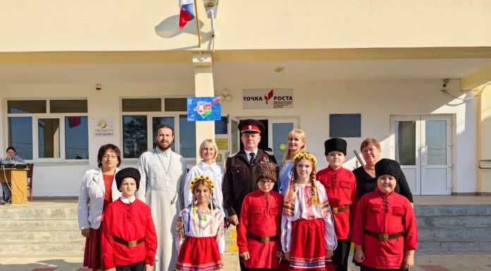 Cвященник посетил торжественную линейку в школе станицы Бакинской в честь 86-летия края