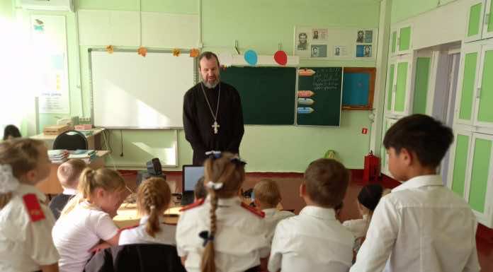Священник провел уроки в казачьих классах школы села Михайловское