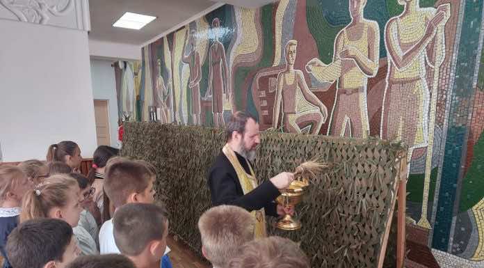 Священник освятил маскировочную сеть, которую сплели школьники села Львовского