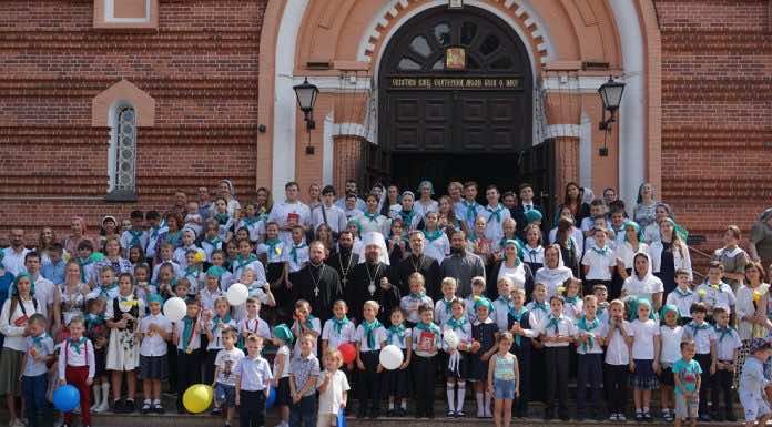 В День знаний митрополит Григорий совершил молебен об учащихся семейного центра «Зерно веры»