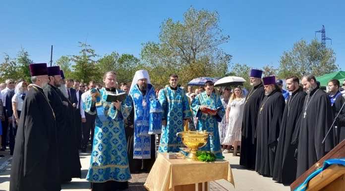 Митрополит Григорий совершил молебен на месте строительства храма у Афипского НПЗ