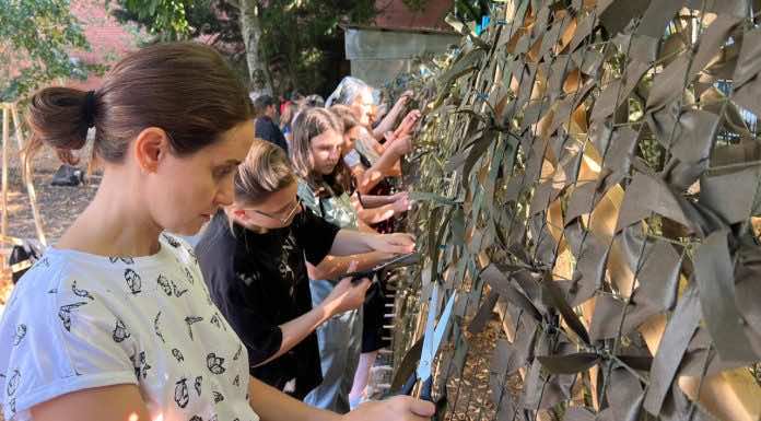 Участники молодежного центра храма Святого Духа сплели 10-метровую маскировочную сеть