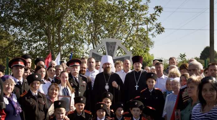Митрополит Григорий совершил панихиду на Глинских поминовениях в станице Васюринской