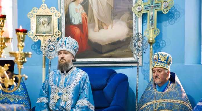 Митрополит Григорий совершил воскресную Литургию в храме Рождества Богородицы станицы Старокорсунской