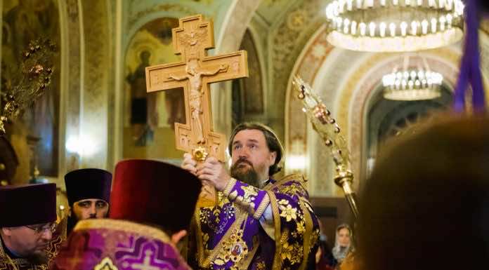 Митрополит Григорий совершил всенощное бдение с чином Воздвижения Креста Господня в Екатерининском соборе