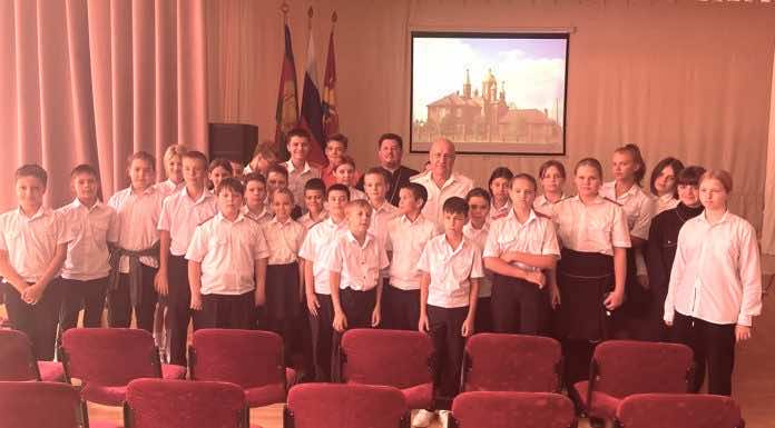 В день праздника Рождества Богородицы благочинный посетил школу № 29 станицы Новотитаровской