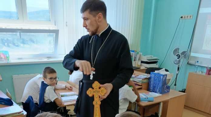 Священник рассказал школьникам поселка Южный о празднике Крестовоздвижения