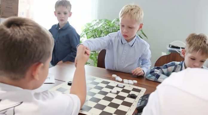 Видеосюжет. При храме Рождества Христова прошел турнир по шахматам и шашкам