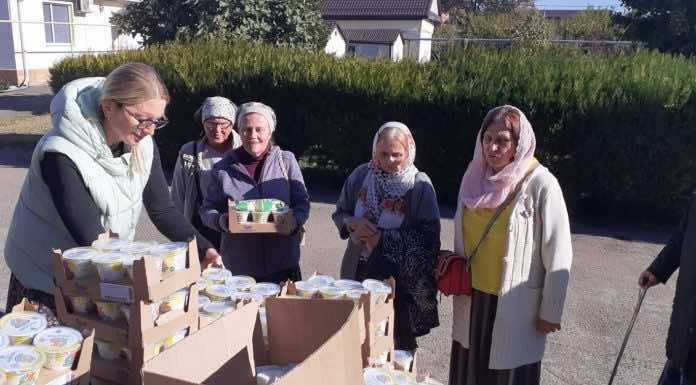 В храме поселка Пашковского раздали молочные продукты малоимущим