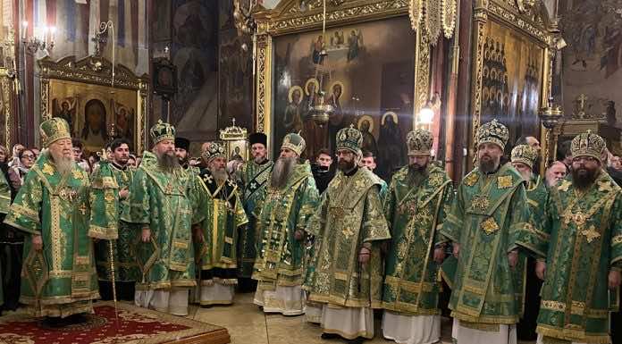 Митрополит Григорий принял участие во всенощном бдении в Свято-Троицкой Сергиевой лавре