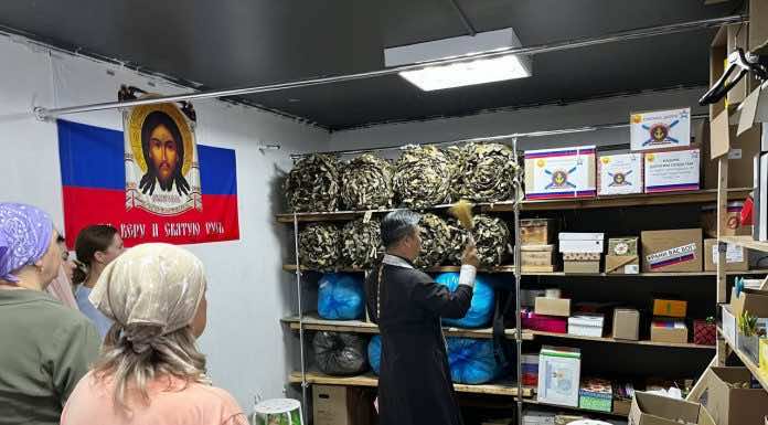 Священник освятил гуманитарную помощь бойцам СВО