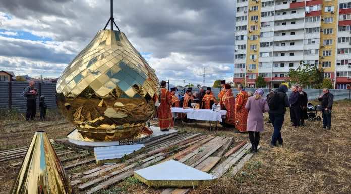 В Краснодаре освятили купол с крестом для нового храма в честь святой княгини Елисаветы