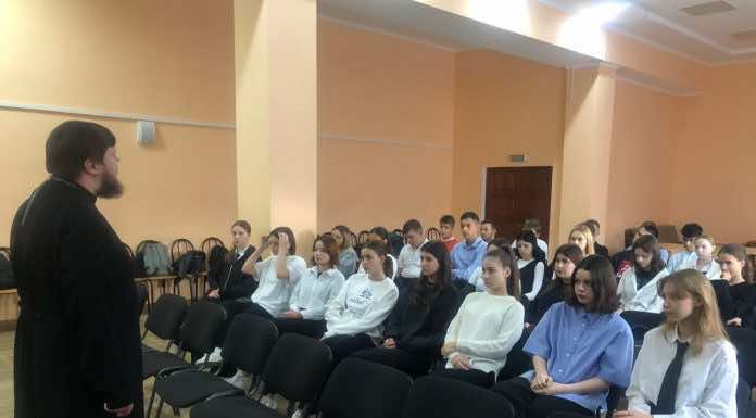 В Горячем Ключе священник провел уроки в школе № 3