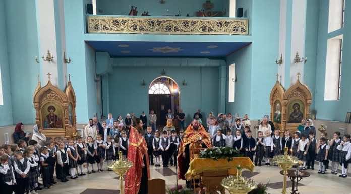 В храме Горячего ключа посвятили в казачата первоклассников