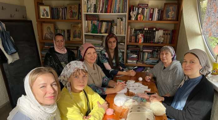 Мастер-класс по вязанию пинеток провели в храме Иоанна Крестителя