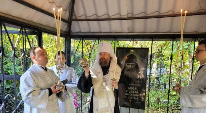 Митрополит Григорий совершил панихиду на могиле монаха Мисаила (Ольхова) в день его памяти