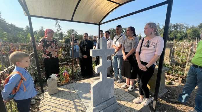 Молодежь храма Святого Духа совершила экскурсию на старинное Всесвятское кладбище