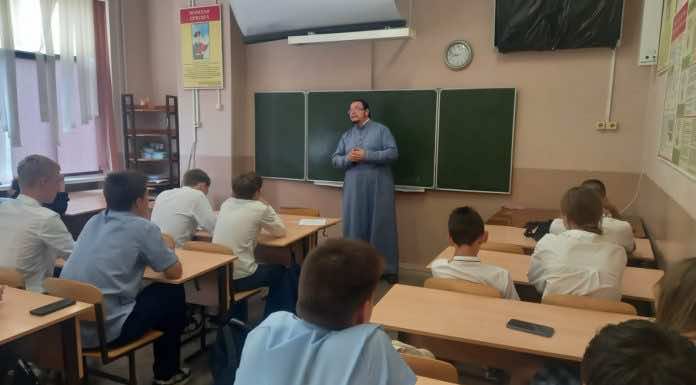 Священник рассказал школьникам о Кубанских святых
