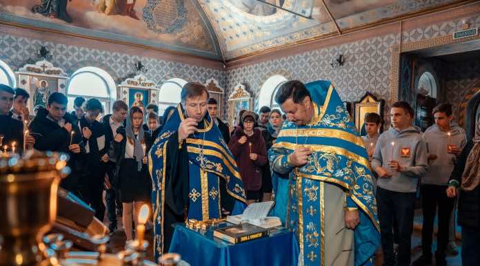 Благочинный провел встречу со школьниками станицы Новотитаровской в Свято-Покровском храме