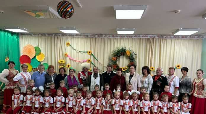 Священник посетил детский сад и школу станицы Старомышастовской