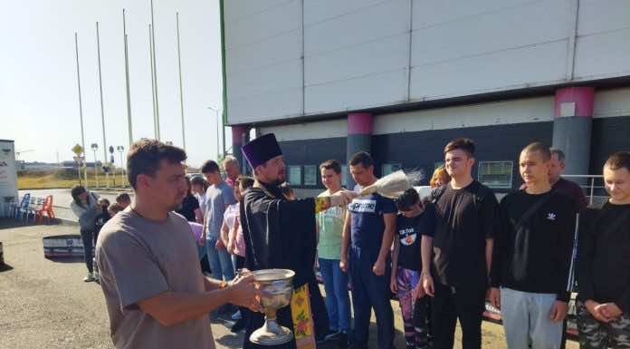 Священник благословил казаков — участников соревнований по картингу