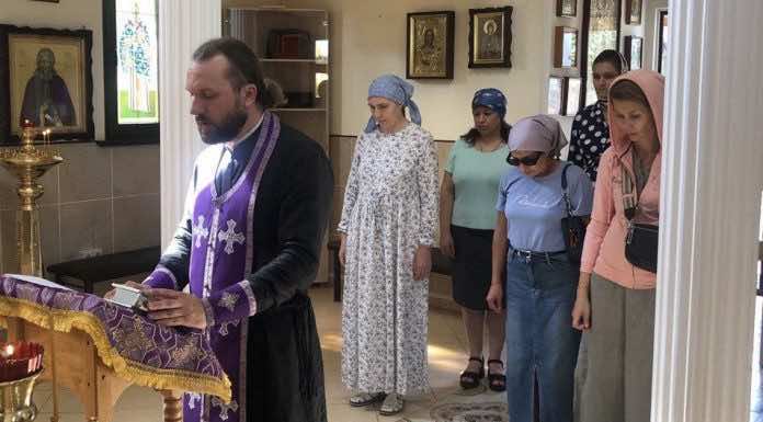 В храме святого Пророка Иоанна Крестителя вяжут носочки для новорожденных