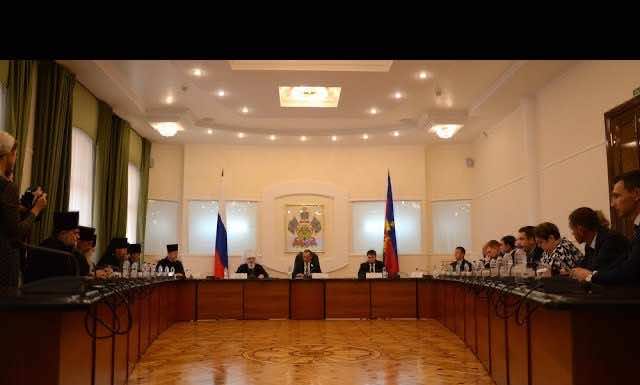 Видеосюжет: Митрополит Кирилл принял участие в VIII Парламентских встречах Краснодарского края