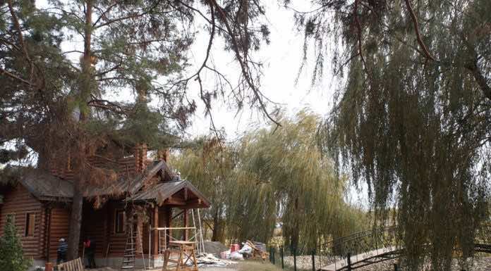 Строящиеся храмы монастыря «Всецарица» благоукрашают под старину